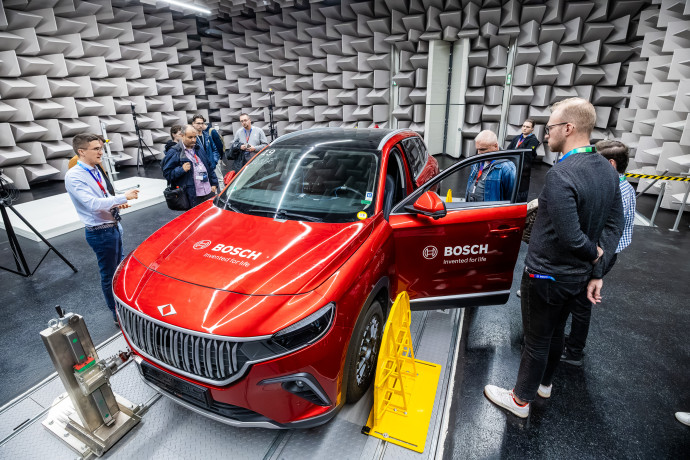 Akusztikai és vibrációs (NVH) laboratórium a Bosch budapesti tesztközpontjában.