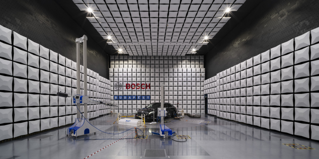 Az elektromágneses összeférhetőségi vizsgálatok a Bosch tesztközpontjában található EMC laboratóriumban zajlanak.