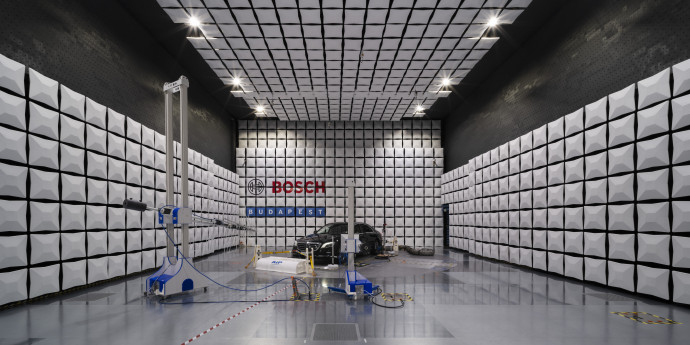 Az elektromágneses összeférhetőségi vizsgálatok a Bosch tesztközpontjában található EMC laboratóriumban zajlanak.