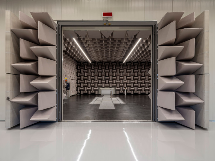 Akusztikai és vibrációs (NVH) laboratórium a Bosch budapesti tesztközpontjában.