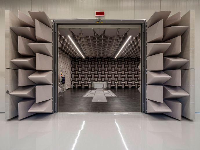 Akusztikai és vibrációs (NVH) laboratórium a Bosch budapesti tesztközpontjában.
